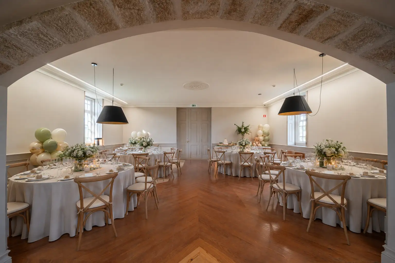 Espaço interior do Noronha Lima preparado para uma celebração privada