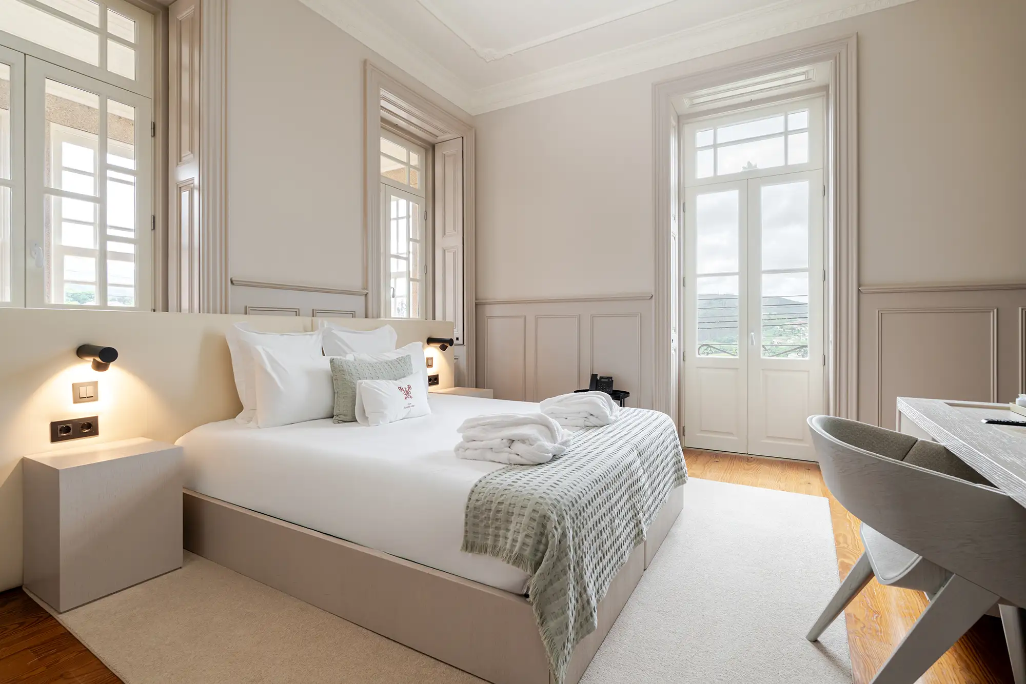 Quarto confortável do Casa Noronha Lima Boutique Hotel em Alvarenga, Arouca