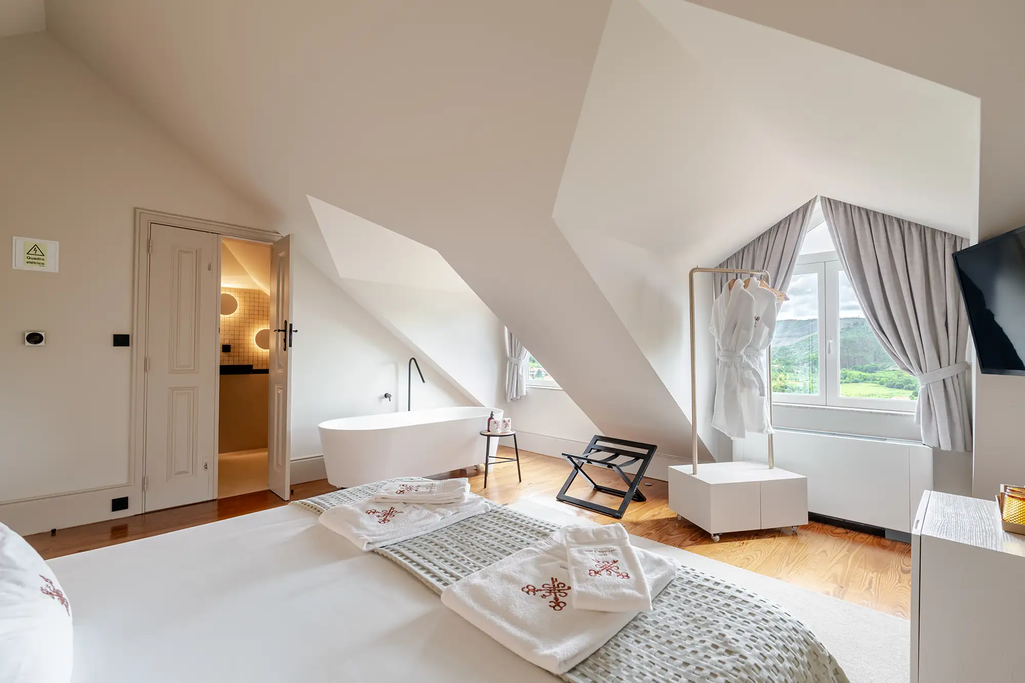 Quarto duplo do Casa Noronha Lima Boutique Hotel com decoração elegante em Arouca