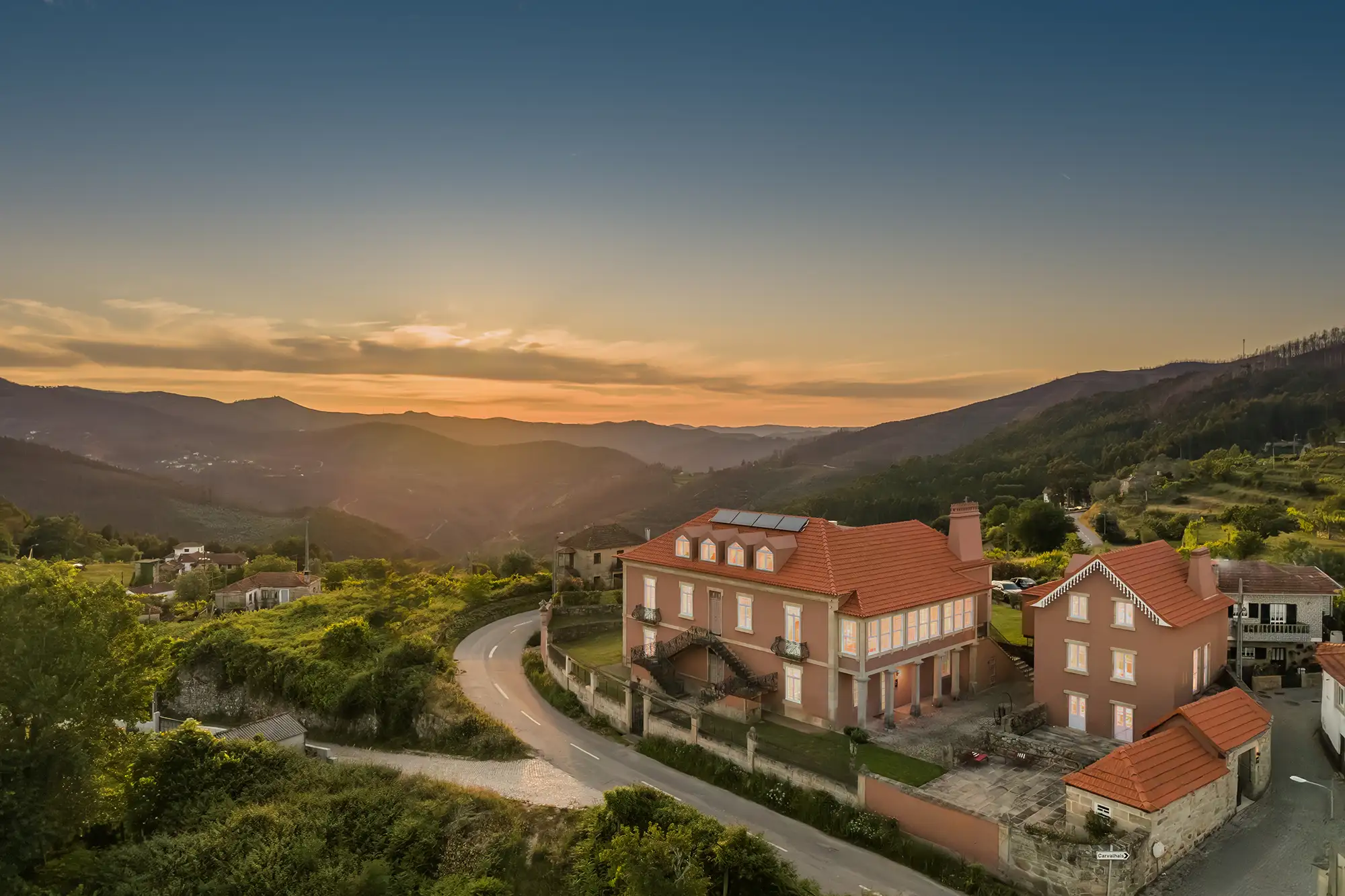 Vista aérea ao pôr do sol do Casa Noronha Lima Boutique Hotel em Alvarenga, Arouca